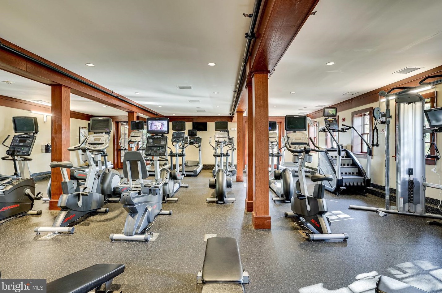 19060 Kipheart Dr, Leesburg VA  20176-8416 exterior