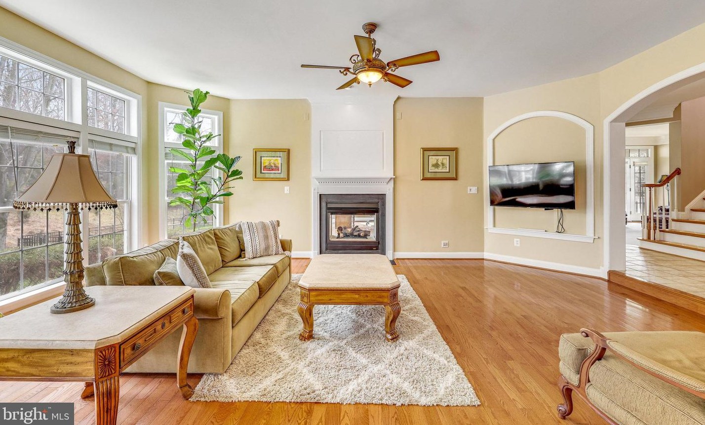 19060 Kipheart Dr, Leesburg VA  20176-8416 exterior