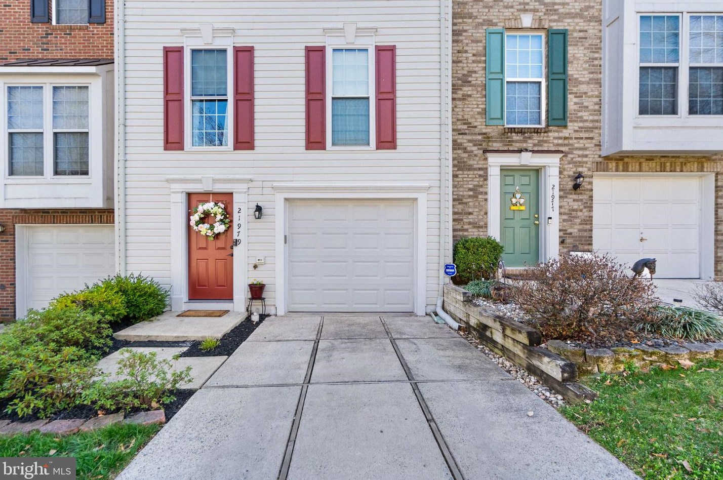 21979 Box Car Sq, Dulles VA  20166-3043 exterior