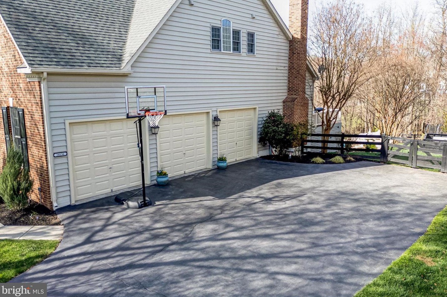24156 Spring Meadow Cir, Stone Ridge VA  20105-3476 exterior