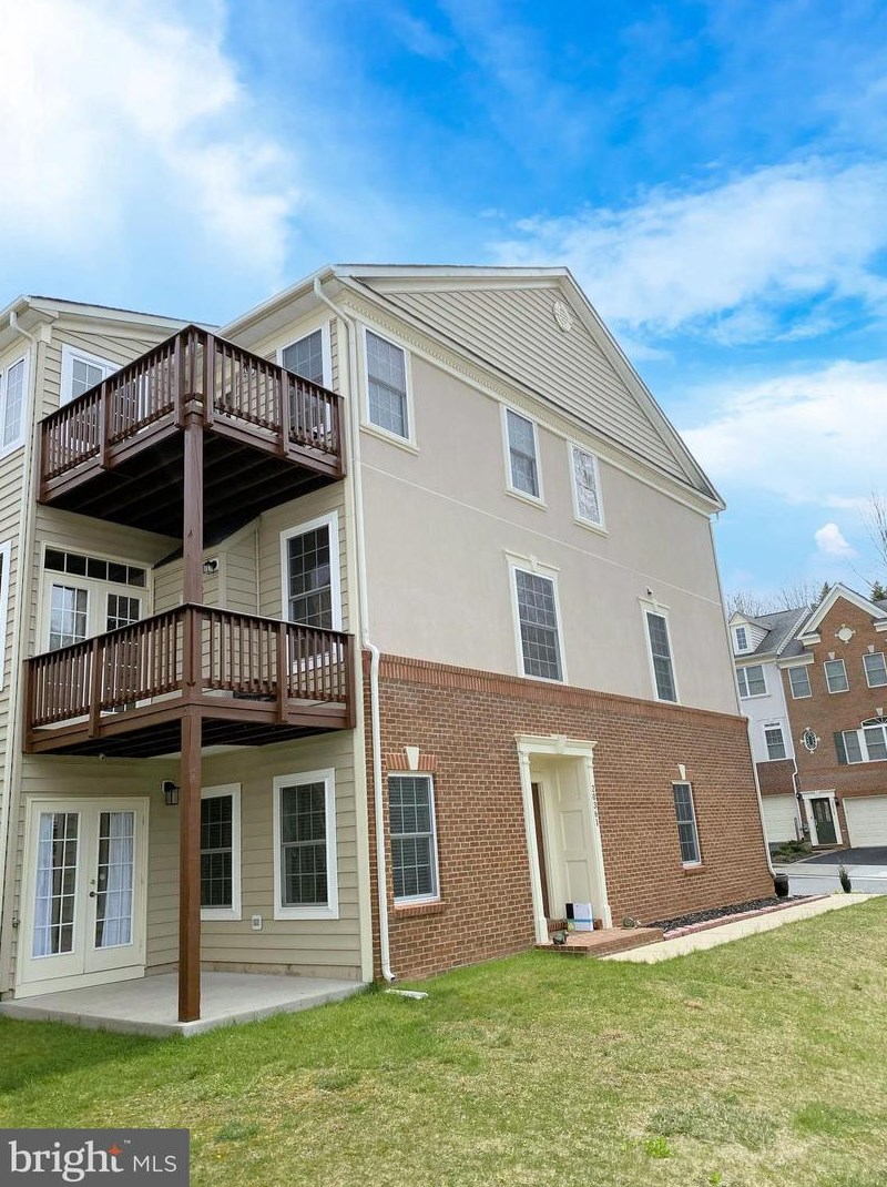 20361 Center Brook Sq, Dulles VA  20165-5183 exterior