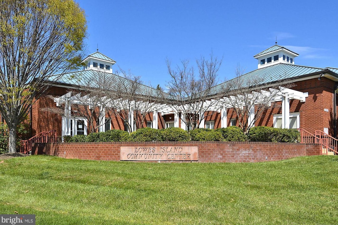 20361 Center Brook Sq, Dulles VA  20165-5183 exterior