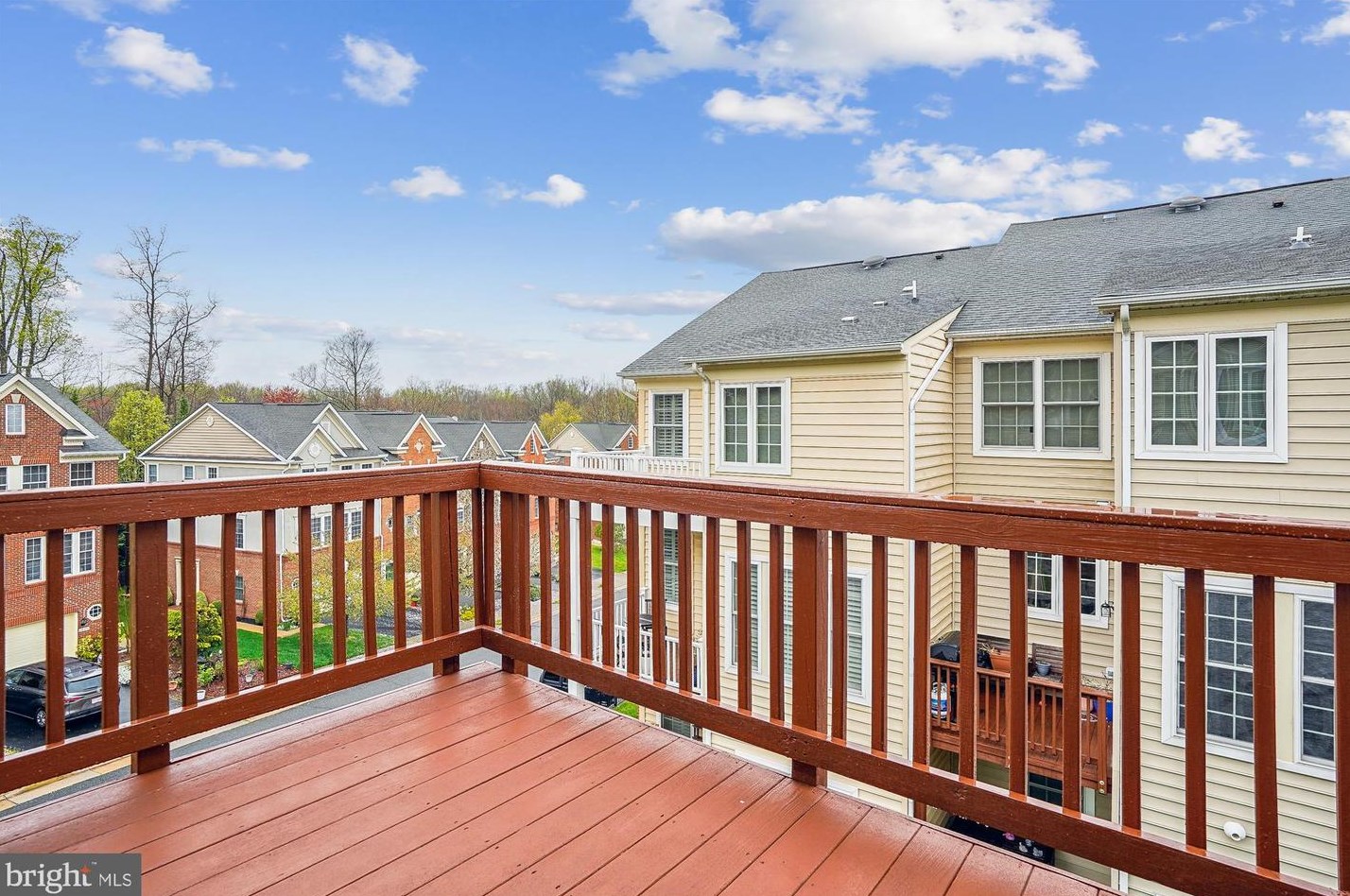 20361 Center Brook Sq, Dulles VA  20165-5183 exterior