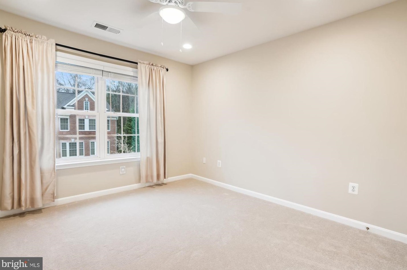 20361 Center Brook Sq, Dulles VA  20165-5183 exterior