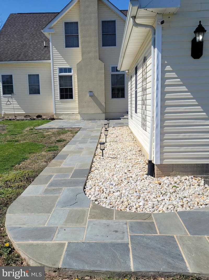 6 Locust St, Lovettsville VA  20180-8508 exterior