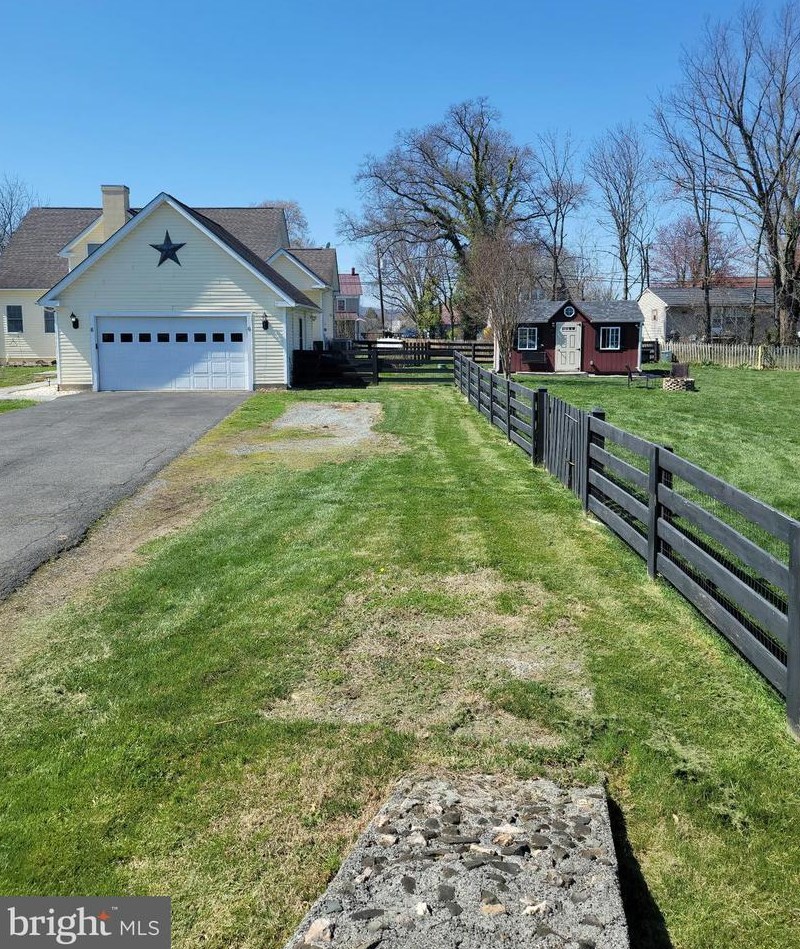 6 Locust St, Lovettsville VA  20180-8508 exterior