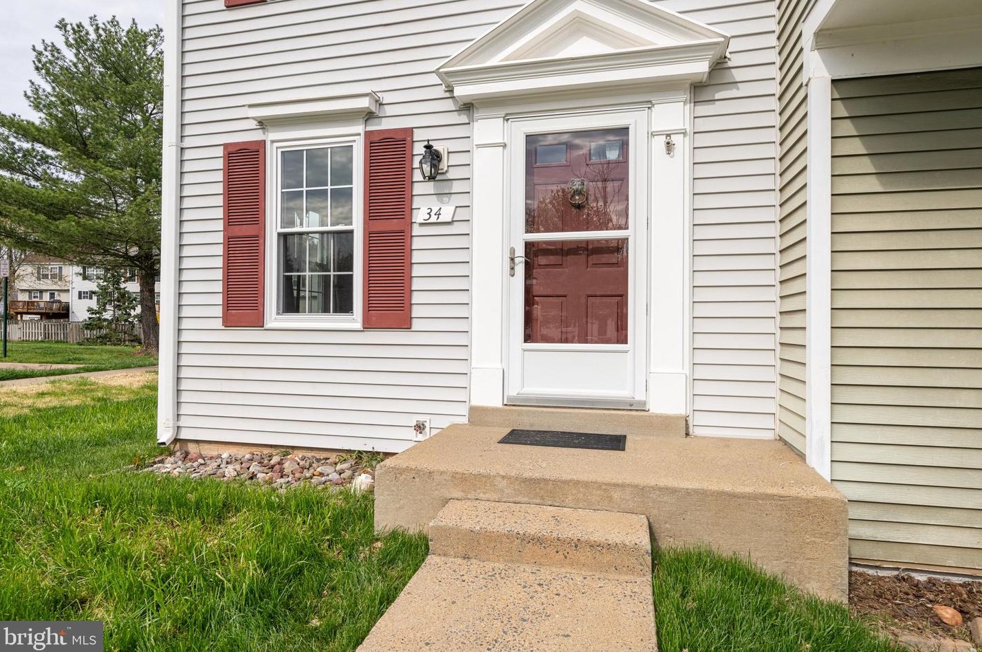 34 Quincy Ct, Dulles VA  20165-5753 exterior