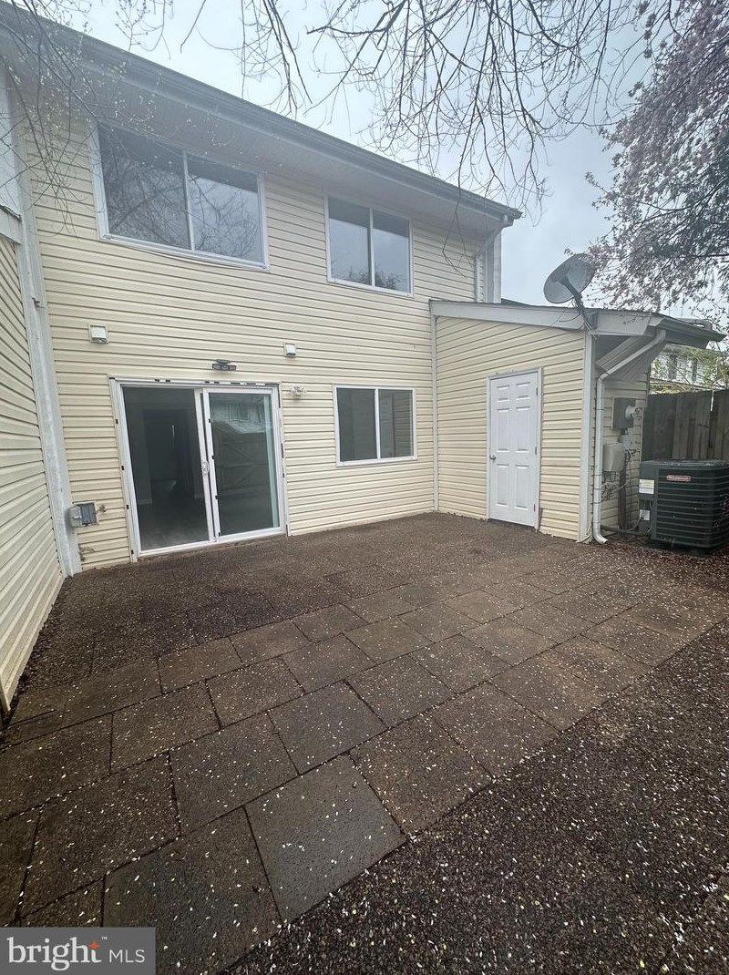 12 Simeon Ln, Dulles, VA 20164-1343