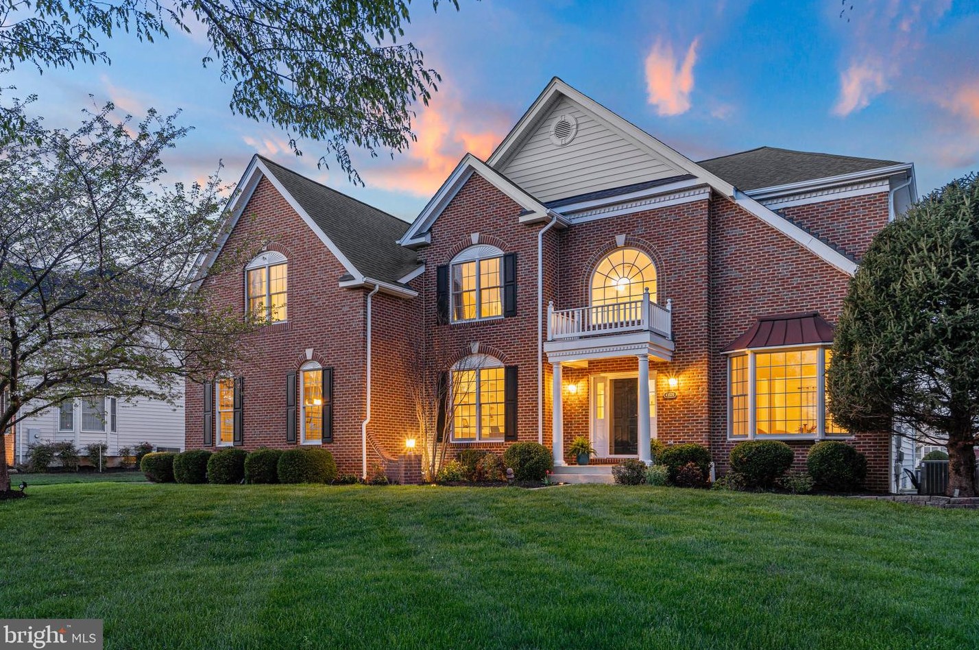 43576 Warden Dr, Dulles, VA 20166-2155