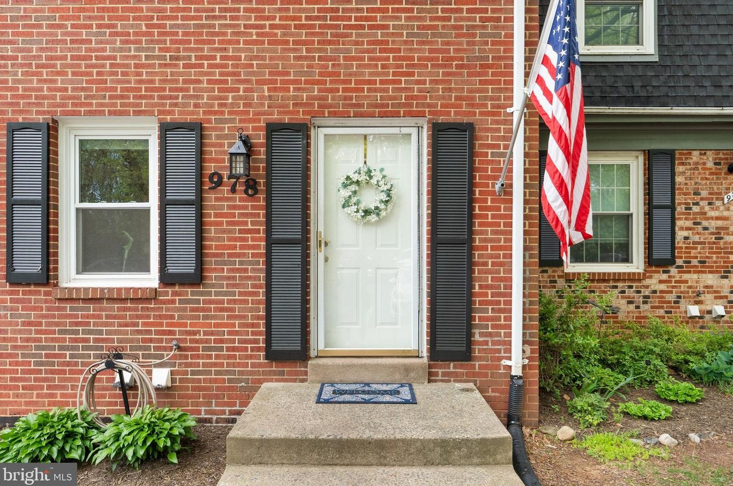 978 Holborn Ct, Dulles, VA 20164