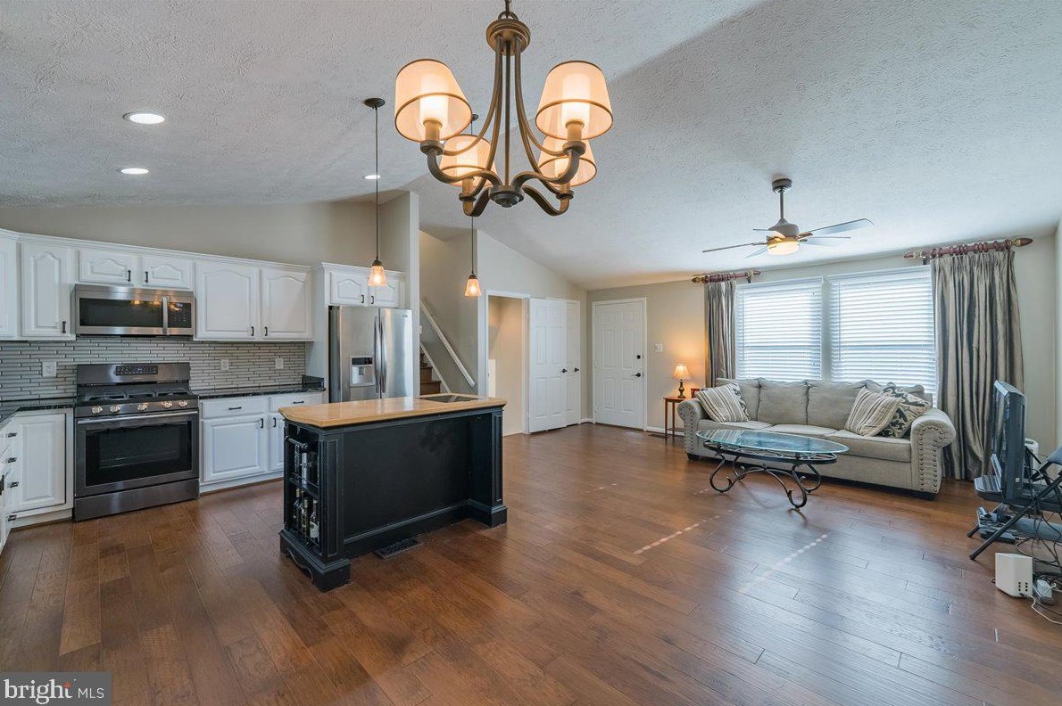 209 Amy Ct, Dulles VA  20164-1922 exterior