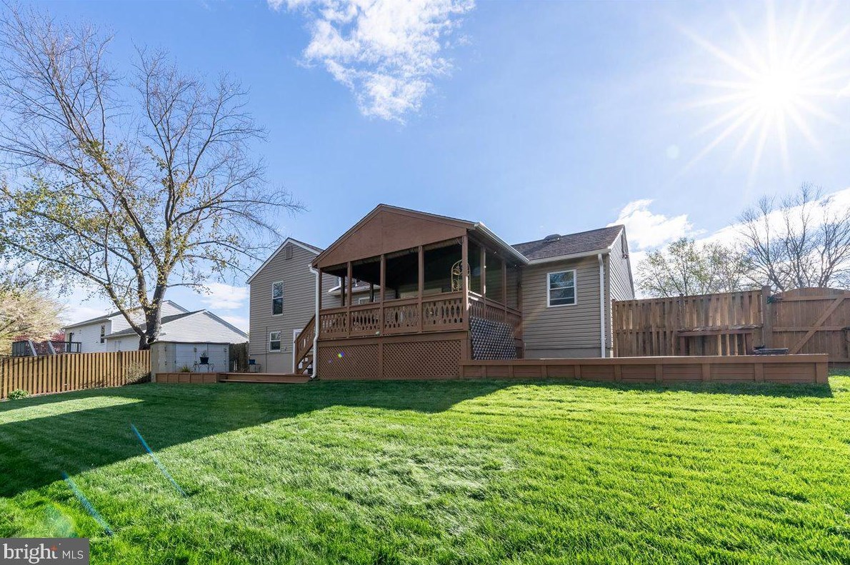 209 Amy Ct, Dulles VA  20164-1922 exterior