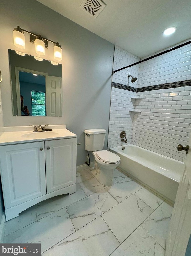 261 Coventry Sq, Dulles VA  20164-3255 exterior