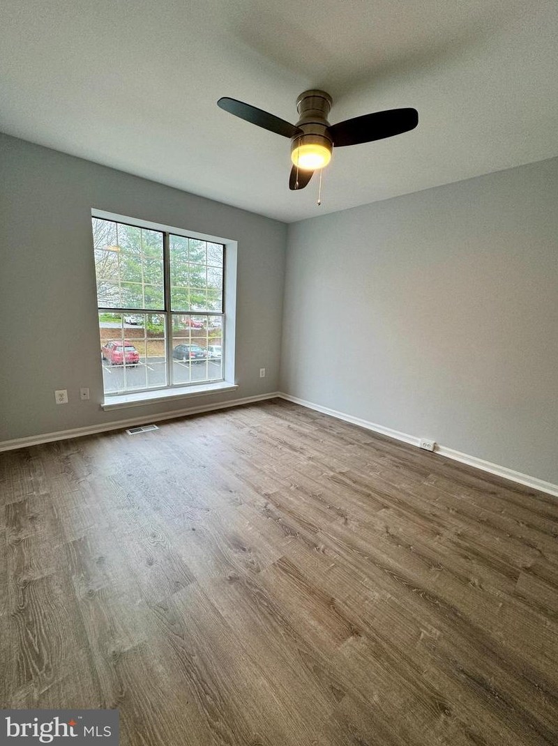 261 Coventry Sq, Dulles VA  20164-3255 exterior