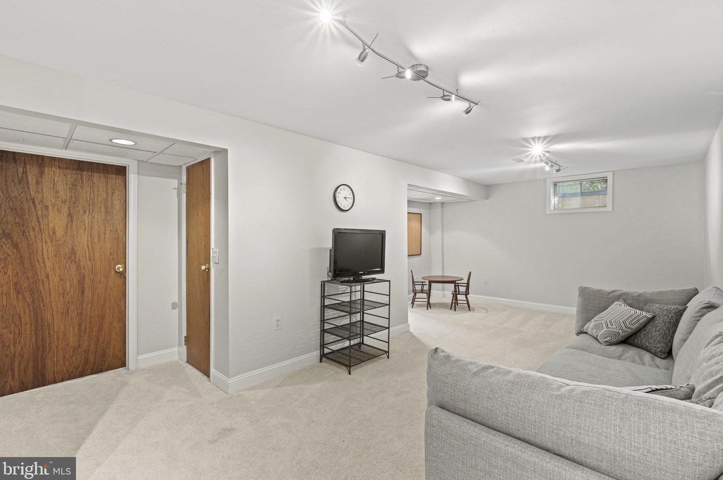 21034 Lowell Ct, Dulles VA  20164-2437 exterior