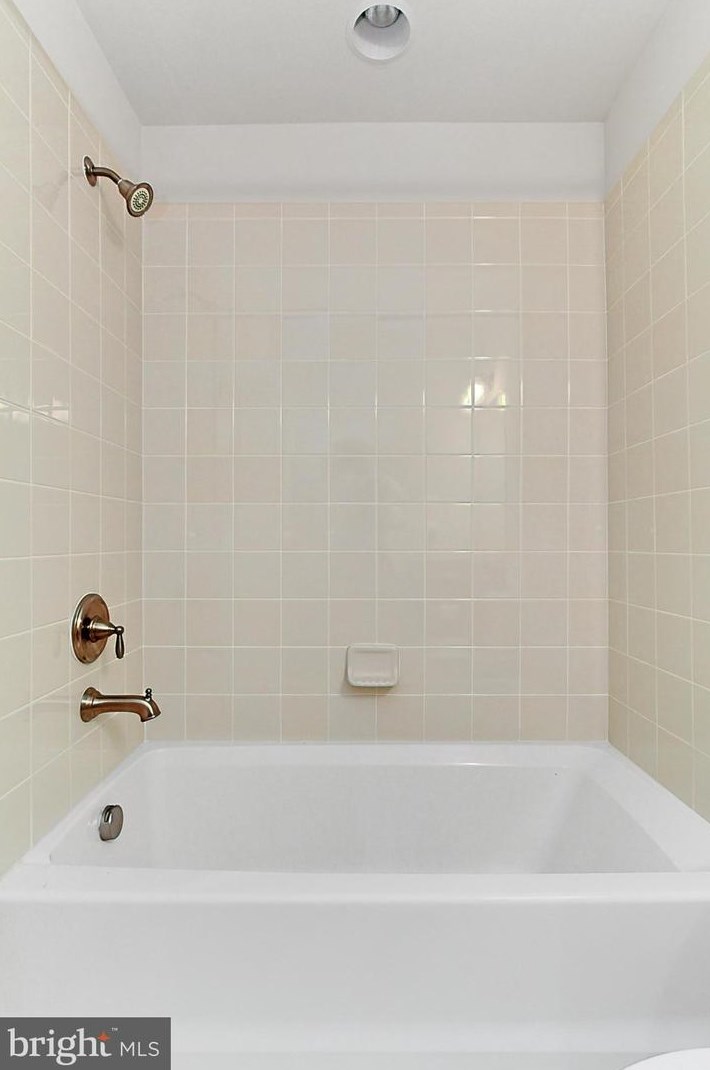 42525 Pine Forest Dr, Fairfax VA  20152-6095 exterior