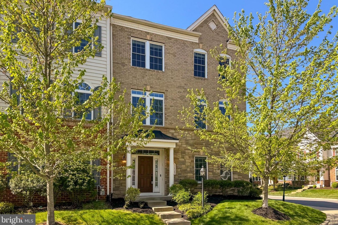 42525 Pine Forest Dr, Fairfax VA  20152-6095 exterior
