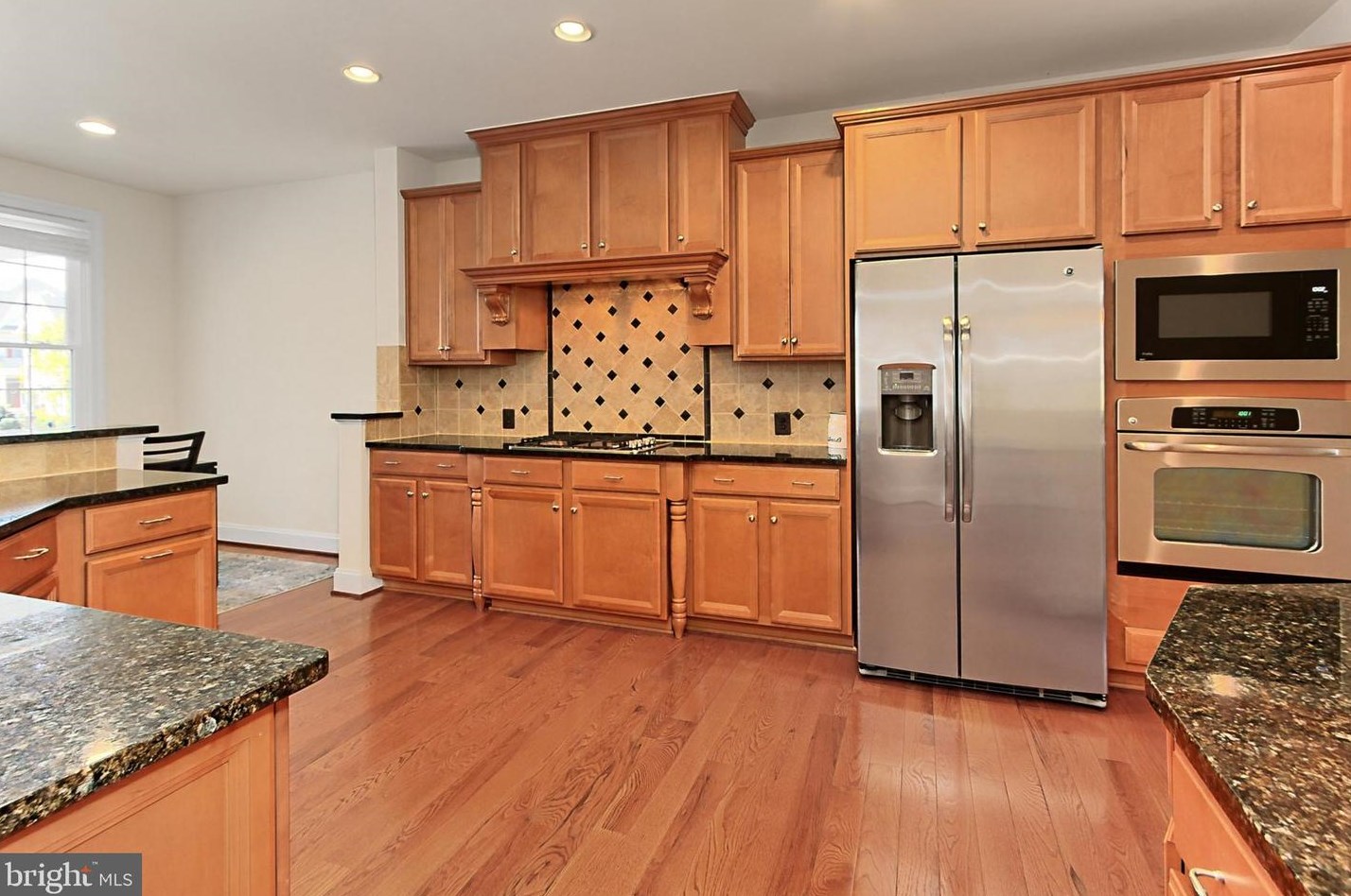 42525 Pine Forest Dr, Fairfax VA  20152-6095 exterior