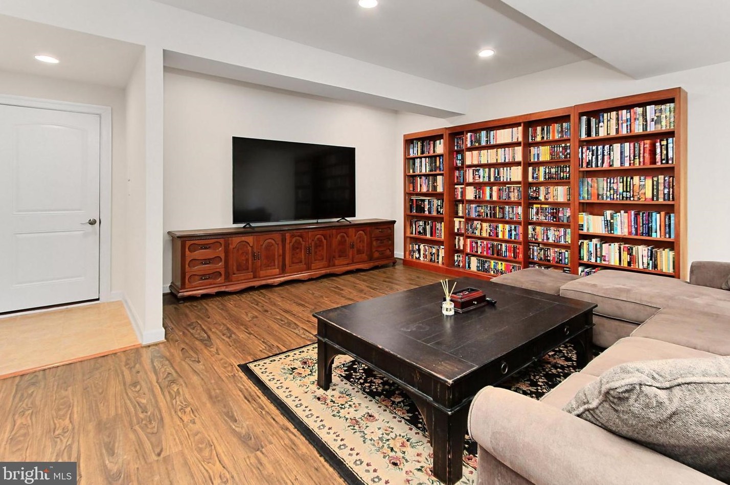 42525 Pine Forest Dr, Fairfax VA  20152-6095 exterior