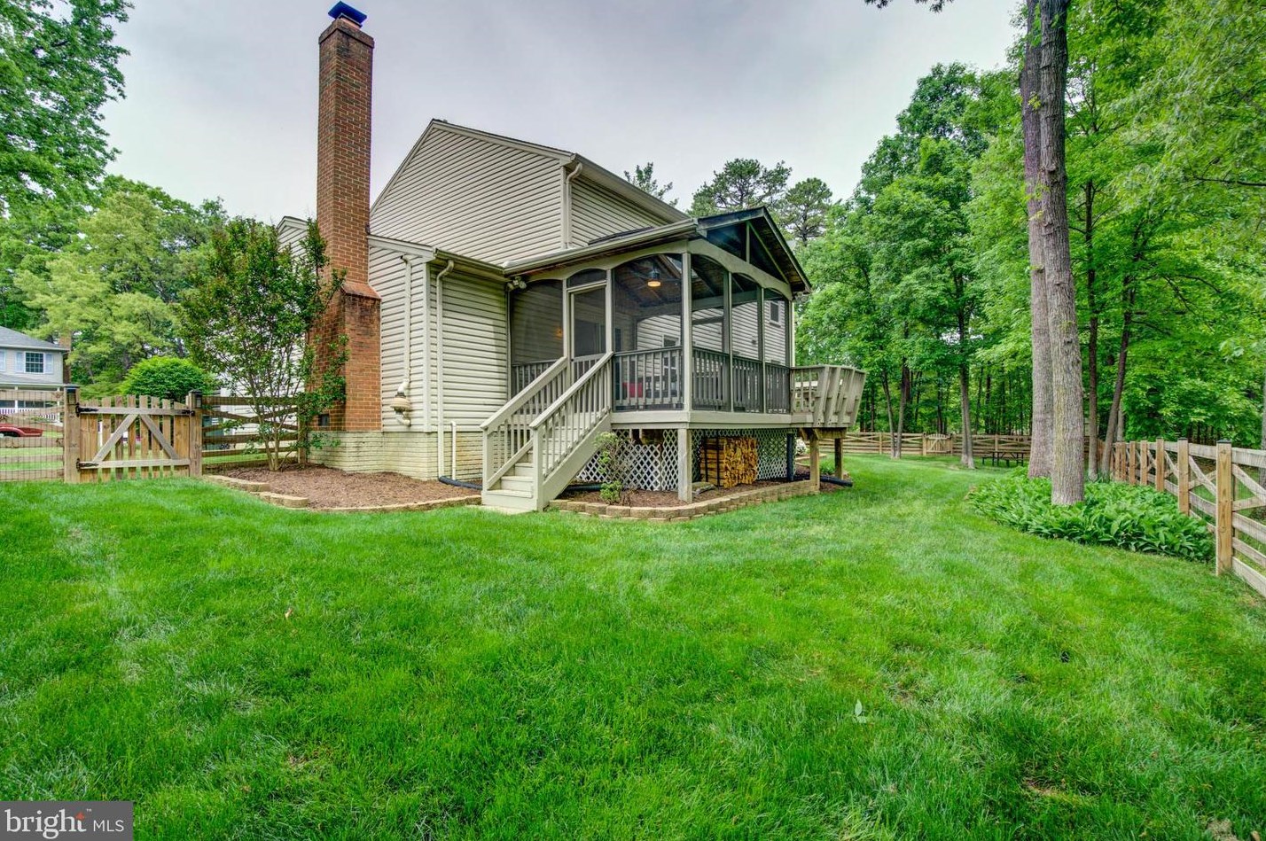 411 Tamarack Ln, Dulles VA  20164-2856 exterior