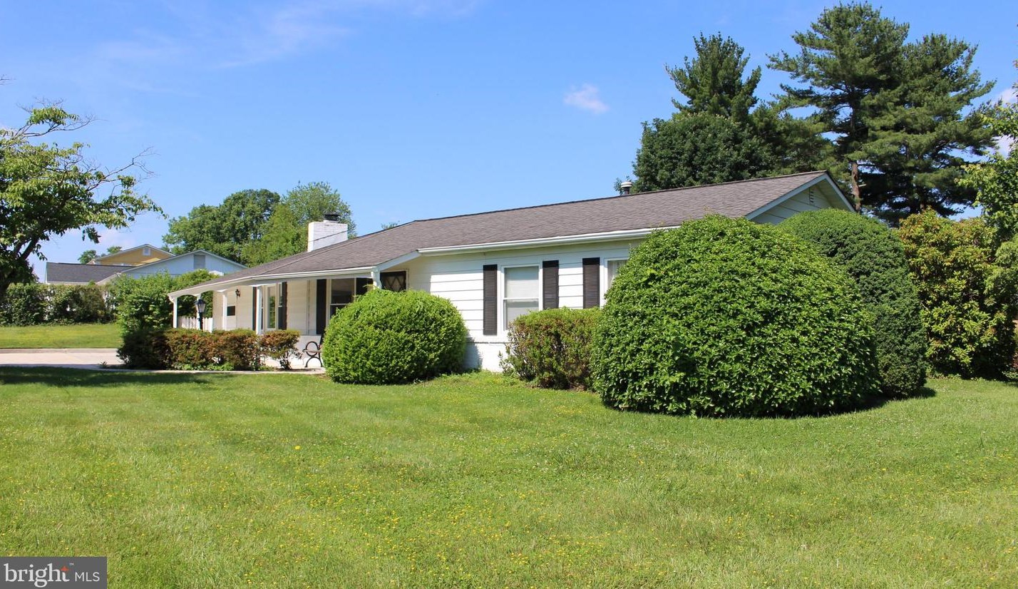 125 Cypress Rd, Dulles VA  20164-4004 exterior