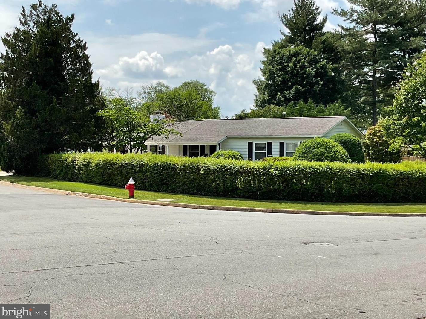 125 Cypress Rd, Dulles VA  20164-4004 exterior