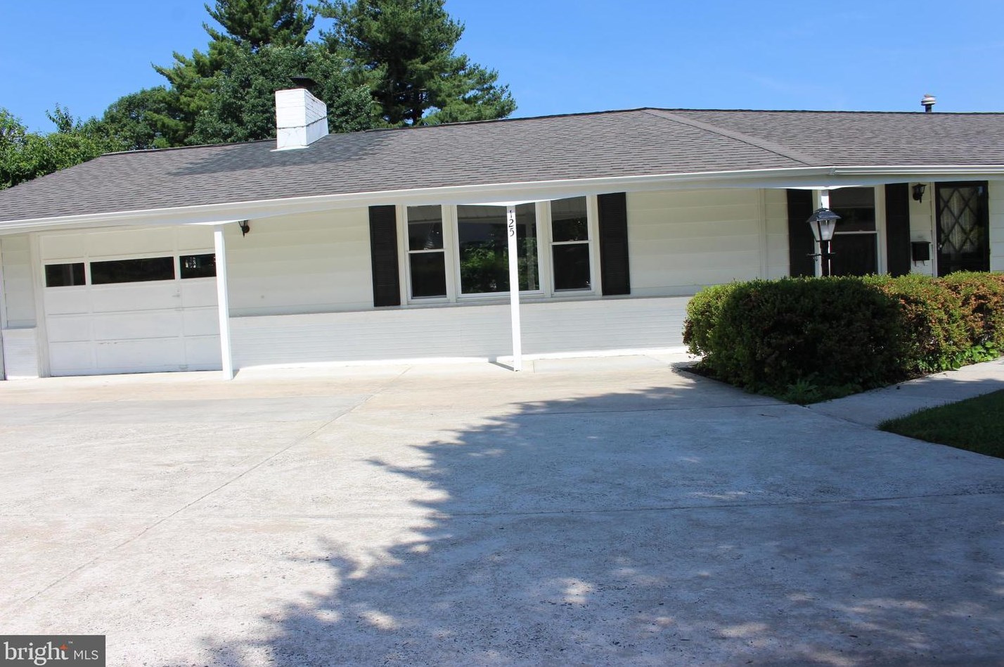 125 Cypress Rd, Dulles VA  20164-4004 exterior