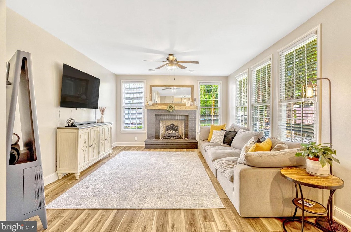 20764 Dewberry Ct, Ashburn VA 20147-4642 exterior