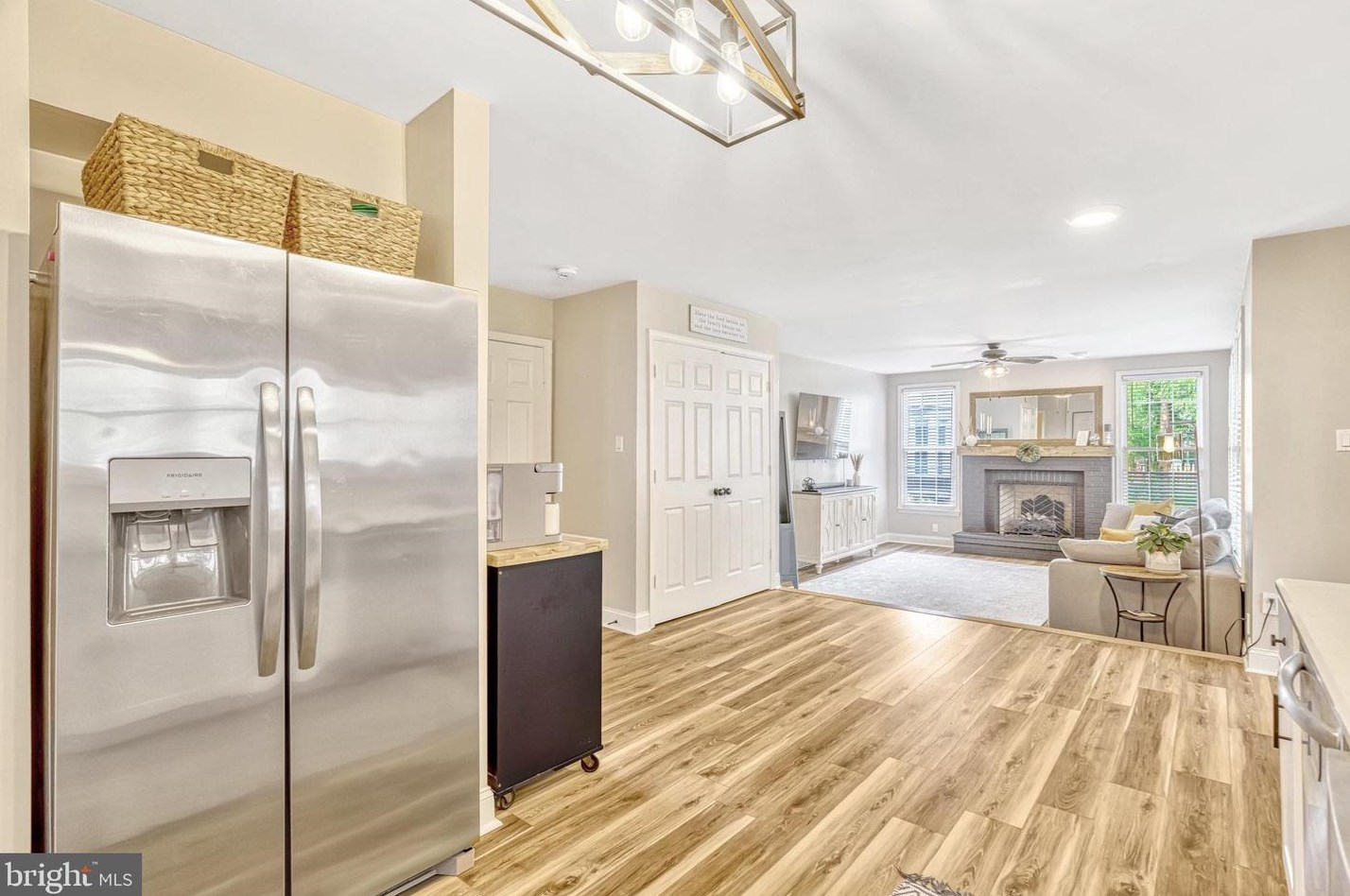 20764 Dewberry Ct, Ashburn VA 20147-4642 exterior