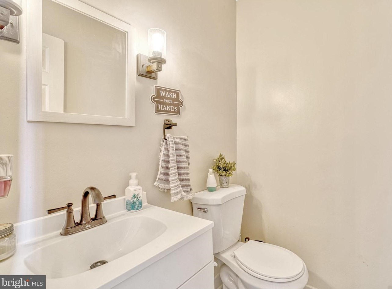 20764 Dewberry Ct, Ashburn VA 20147-4642 exterior