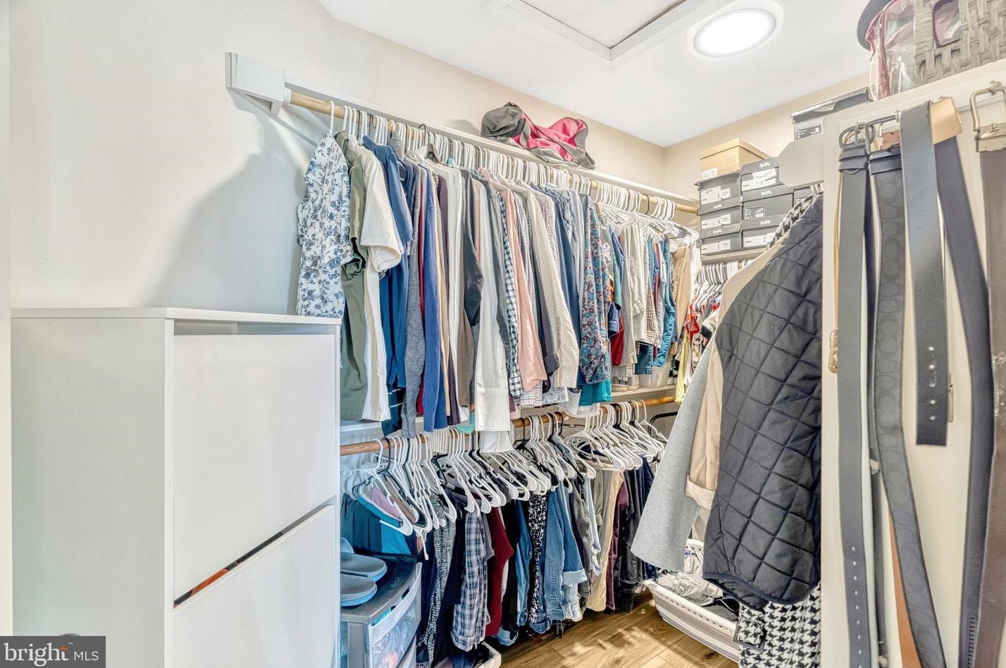 20764 Dewberry Ct, Ashburn VA 20147-4642 exterior