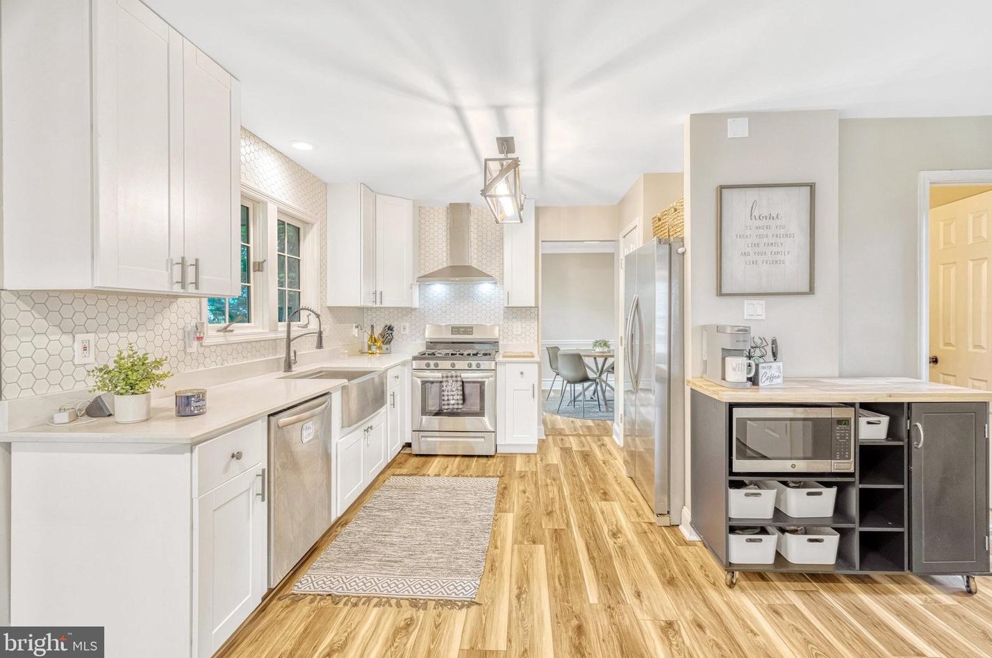 20764 Dewberry Ct, Ashburn VA 20147-4642 exterior