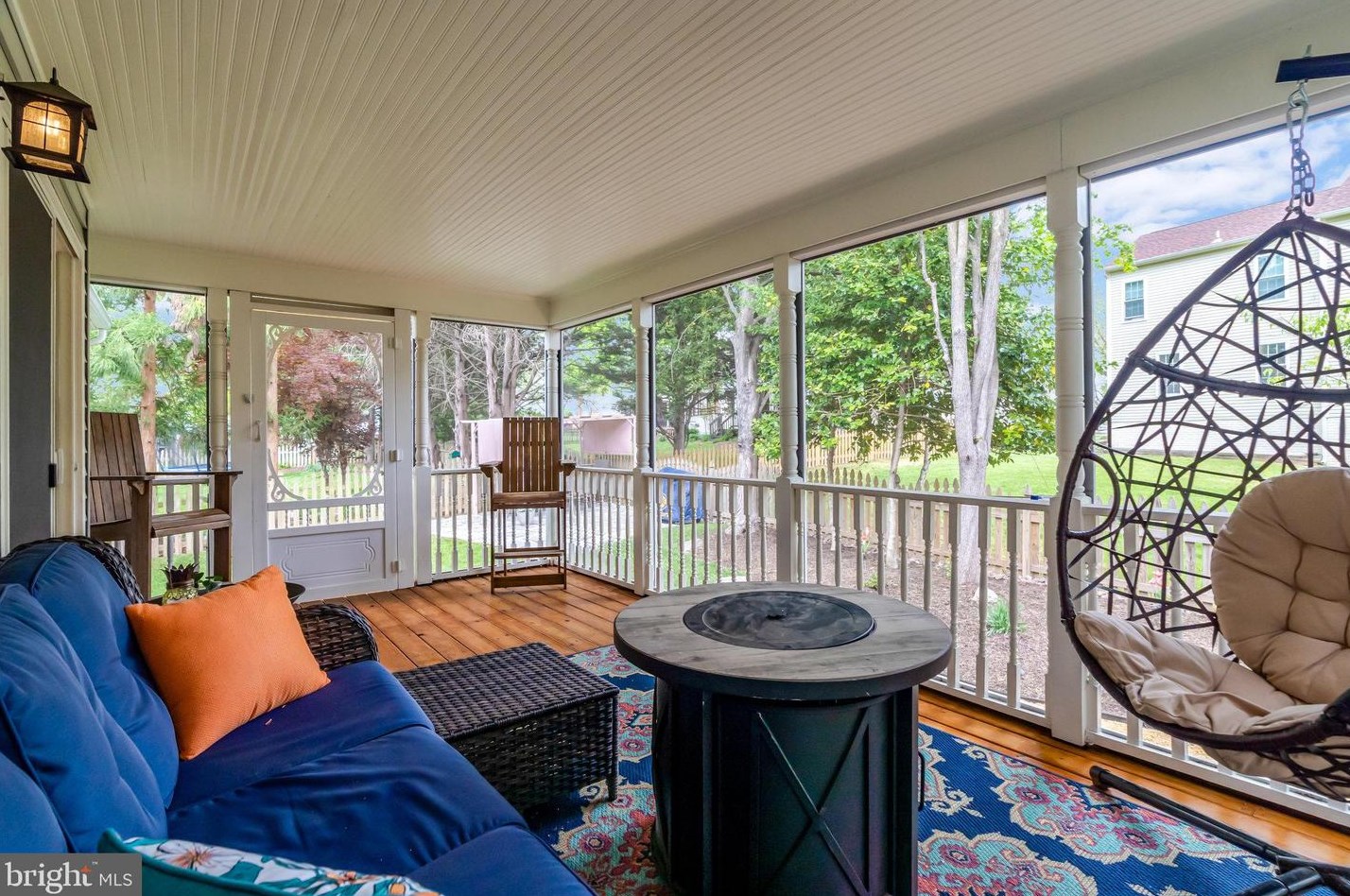 20764 Dewberry Ct, Ashburn VA 20147-4642 exterior