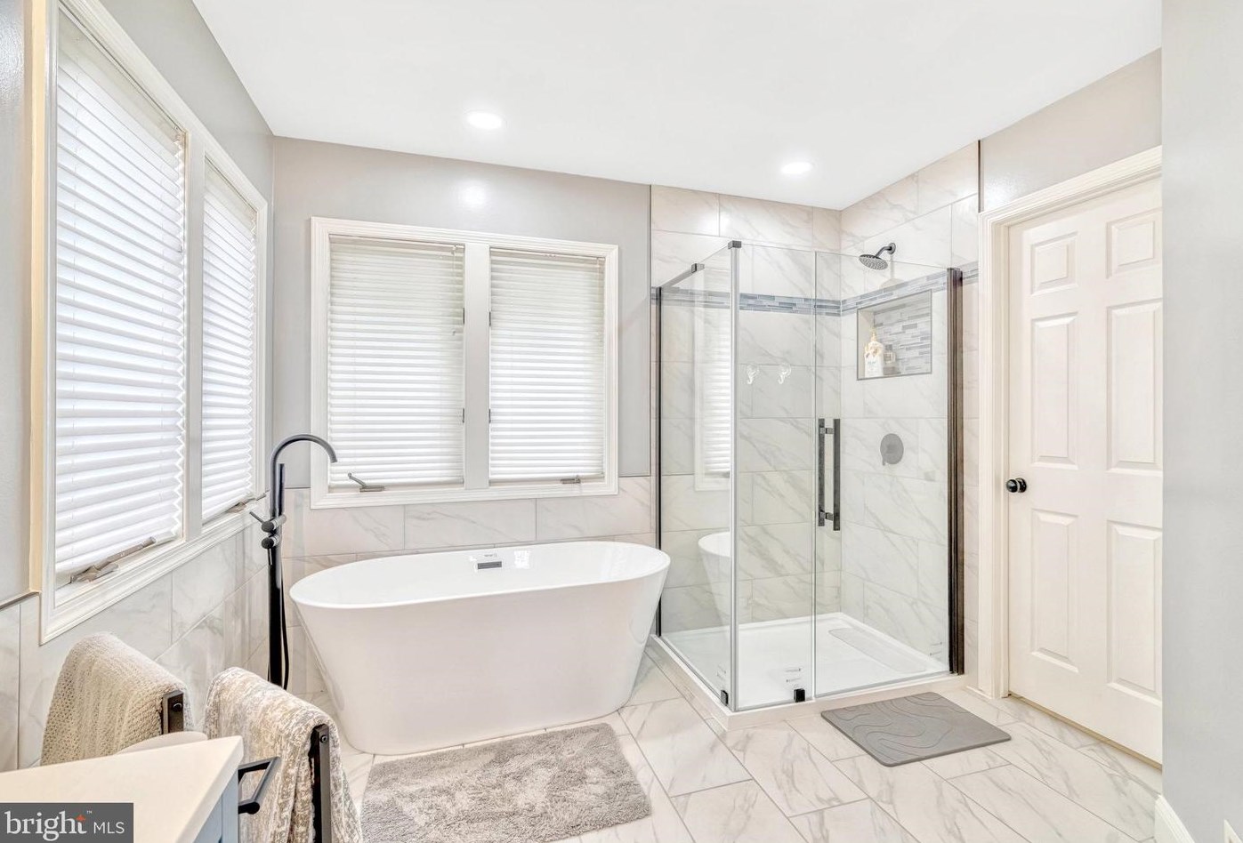 20764 Dewberry Ct, Ashburn VA 20147-4642 exterior