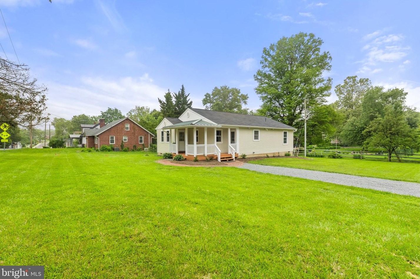 3 S James St, Hamilton, VA 20158