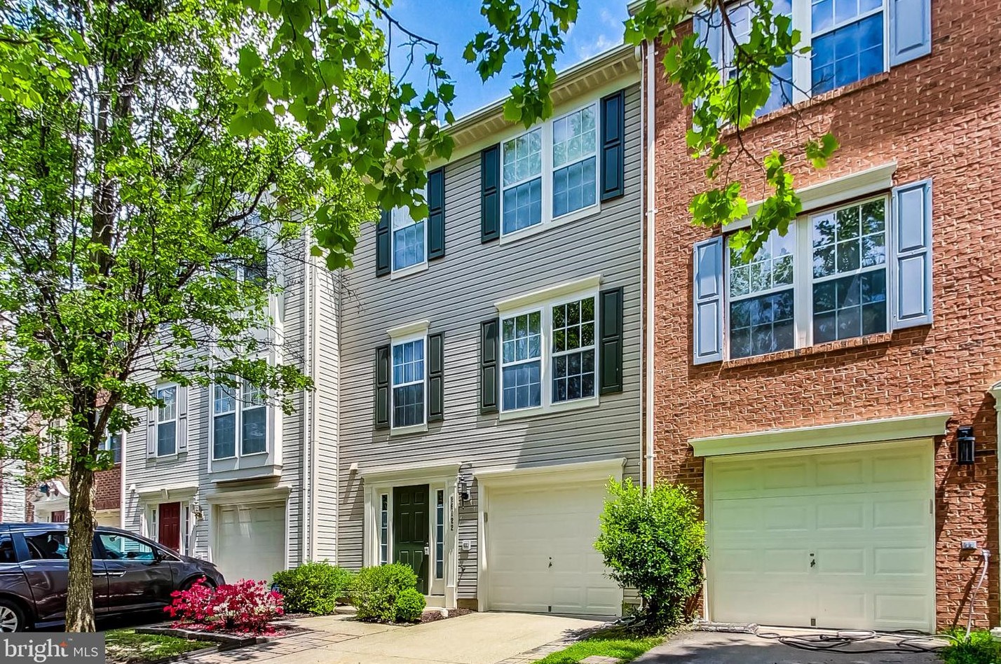 26122 Lands End Dr, Fairfax, VA 20152