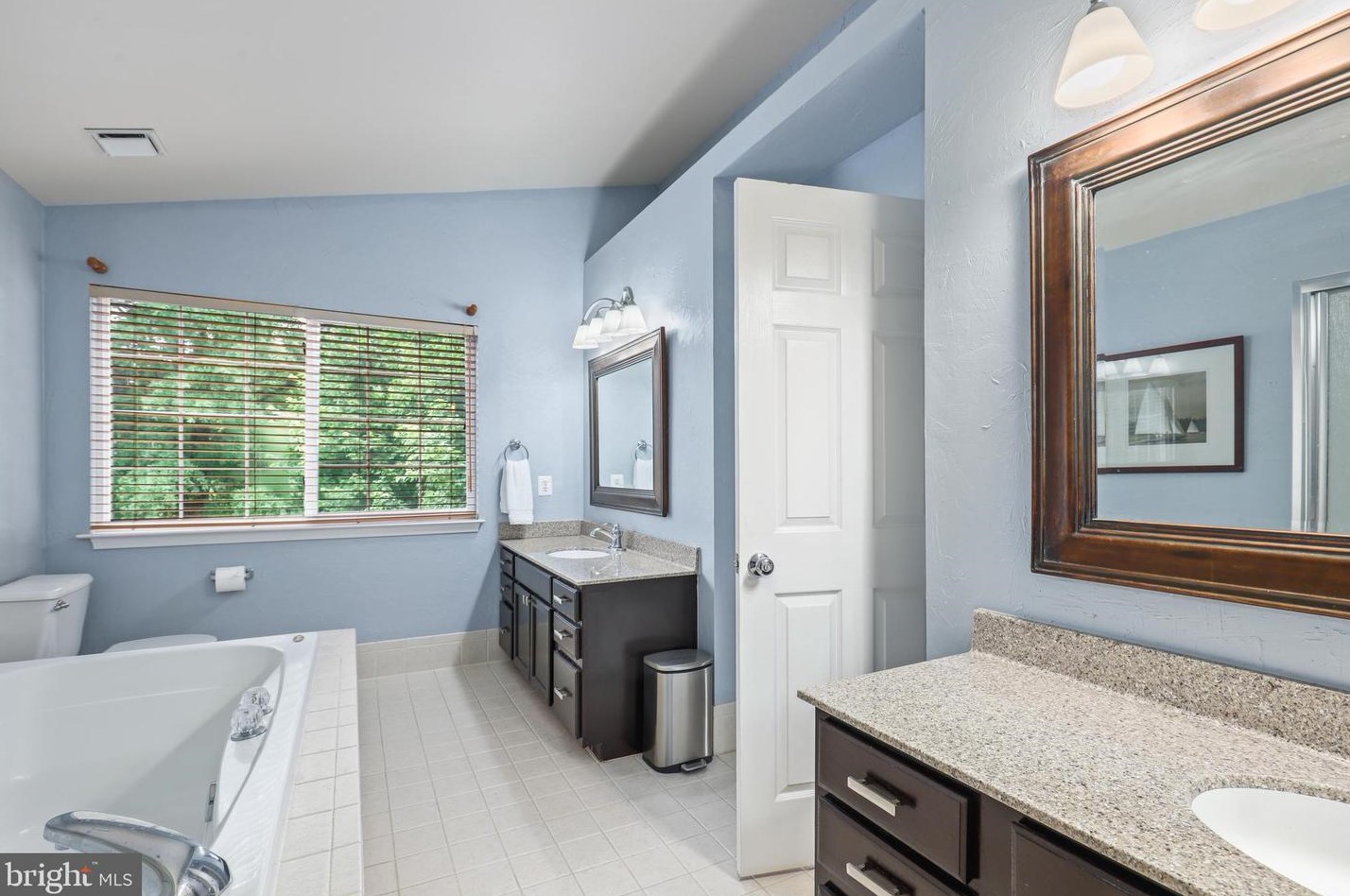 20346 Flushing Mdw Ct, Ashburn VA 20147-3854 exterior