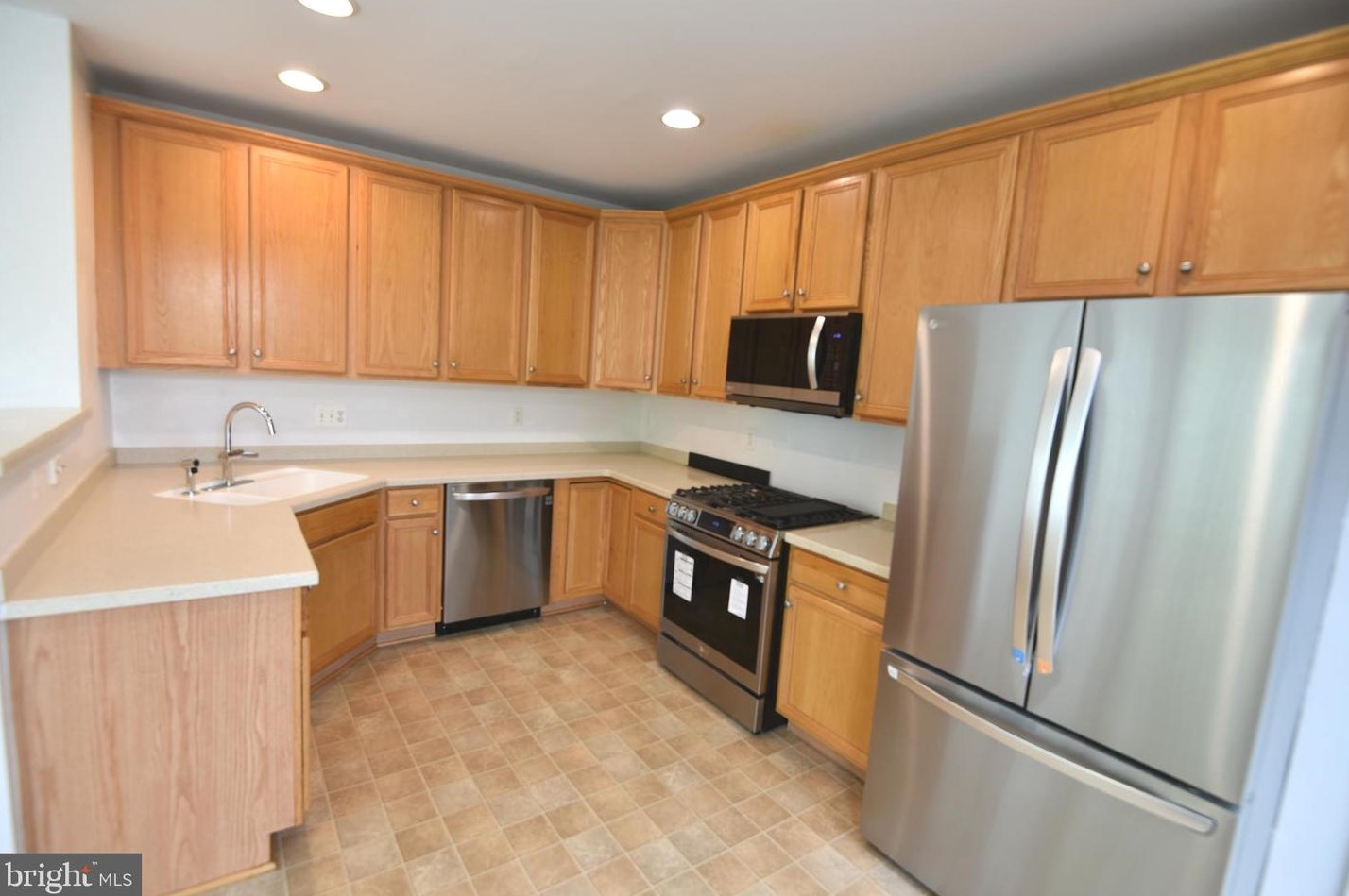 21821 Ladyslipper Sq, Ashburn VA  20147-6968 exterior