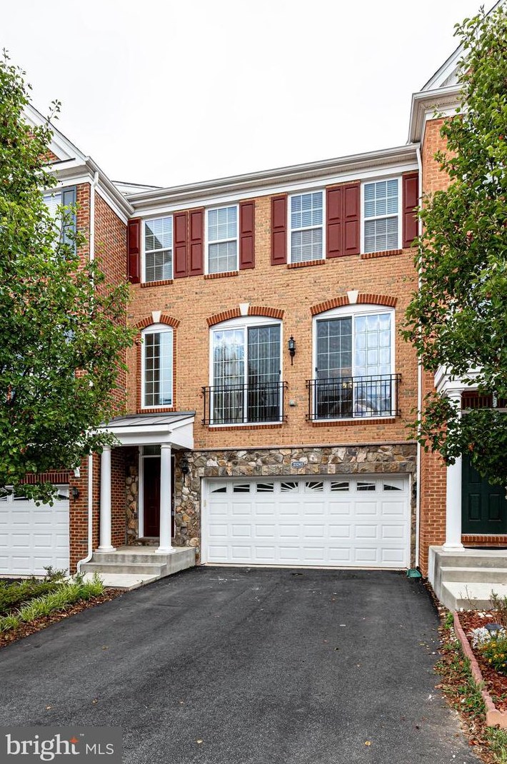 23243 Hanworth St, Ashburn, VA 20148-7084