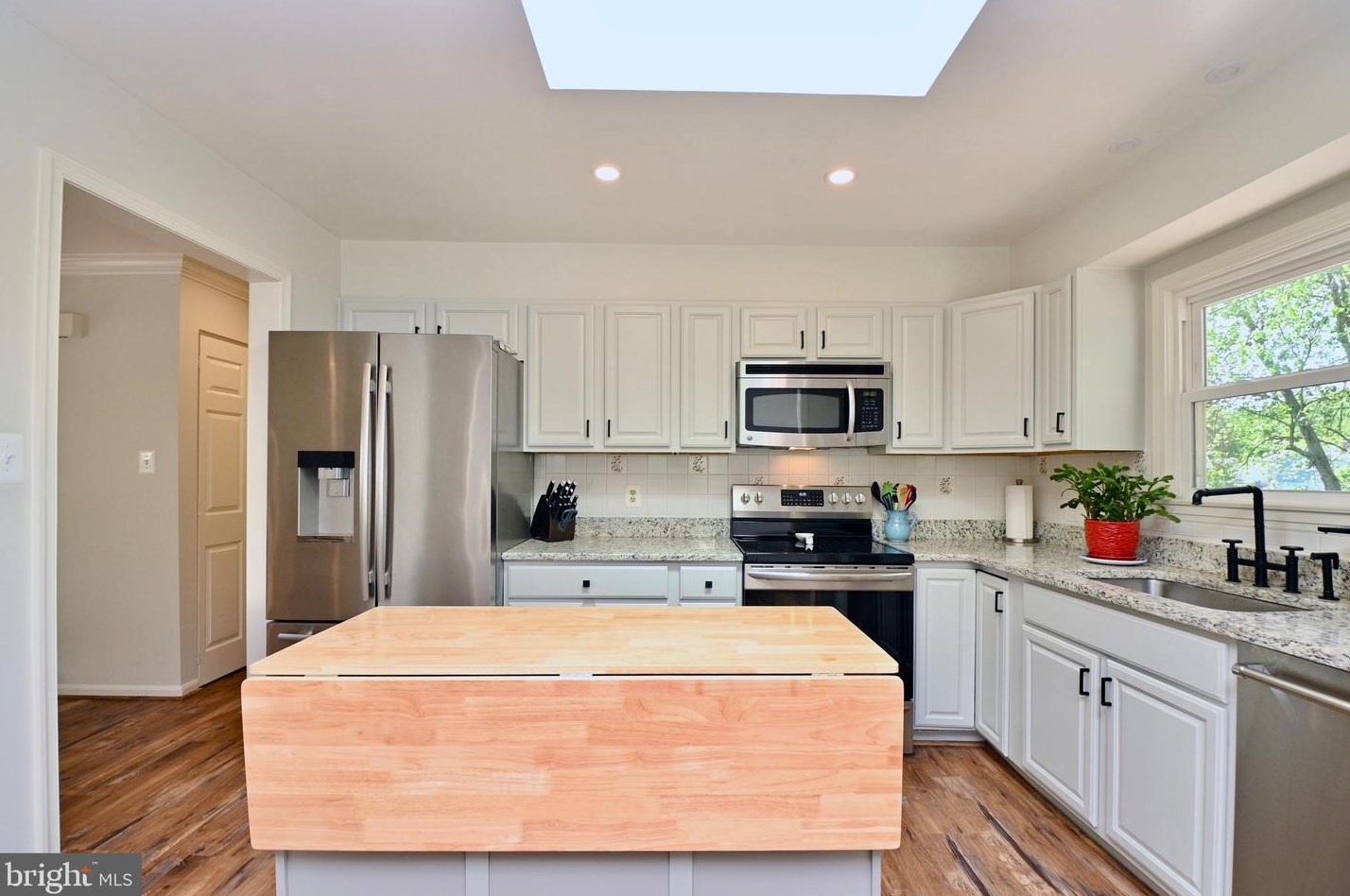 1212 Lee Rd, Dulles VA  20164-2753 exterior