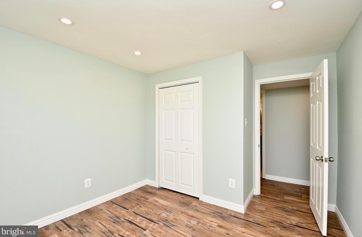 1212 Lee Rd, Dulles VA  20164-2753 exterior