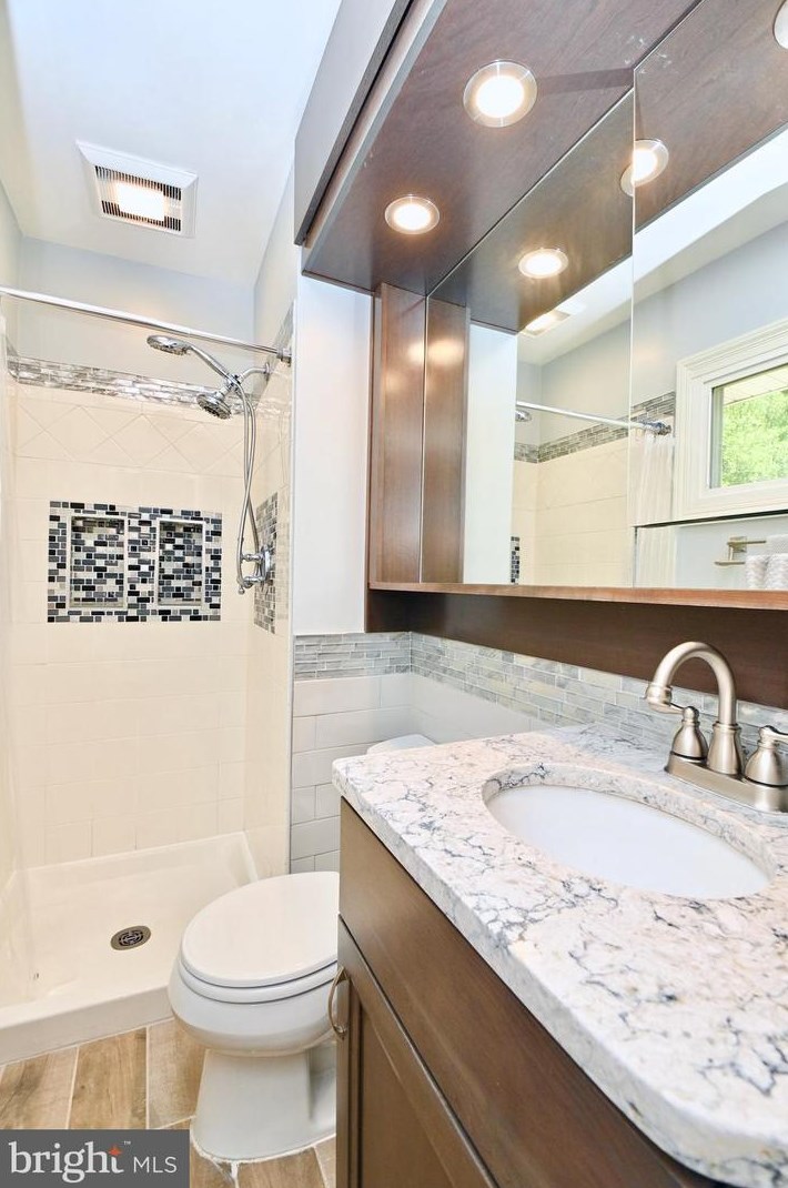 1212 Lee Rd, Dulles VA  20164-2753 exterior