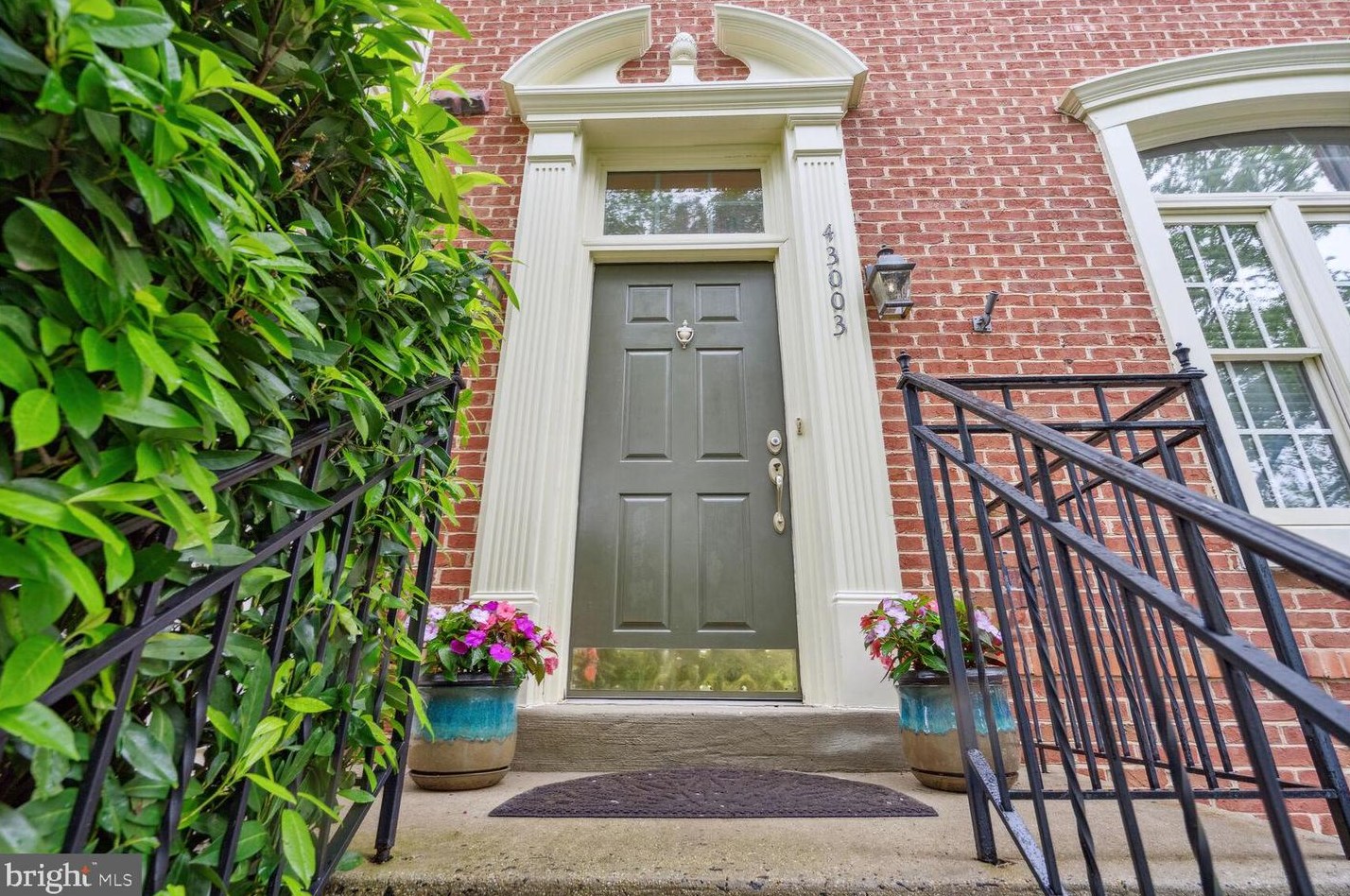 43003 Golf View Dr, Fairfax VA 20152-4449 exterior