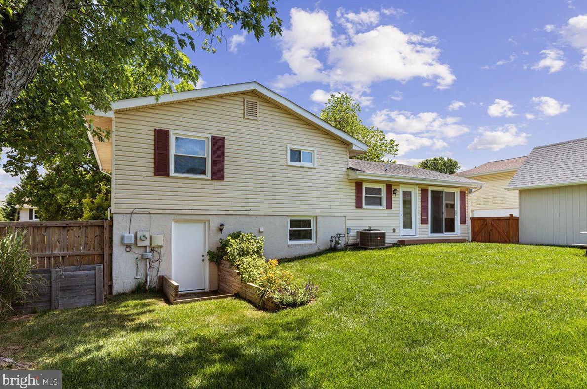 507 Alder Ave, Dulles VA  20164-3914 exterior