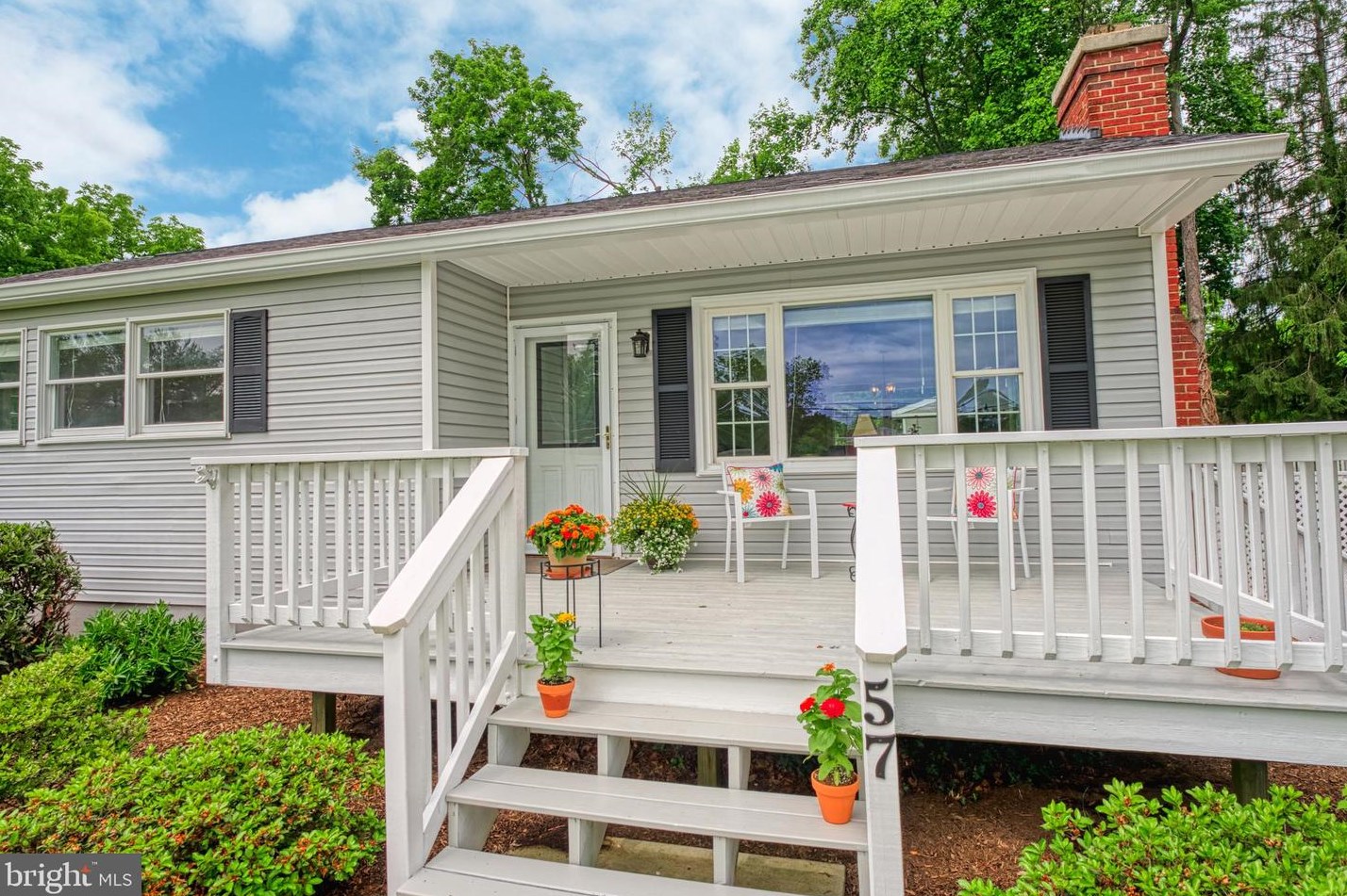 57 N Laycock St, Hamilton, VA 20158