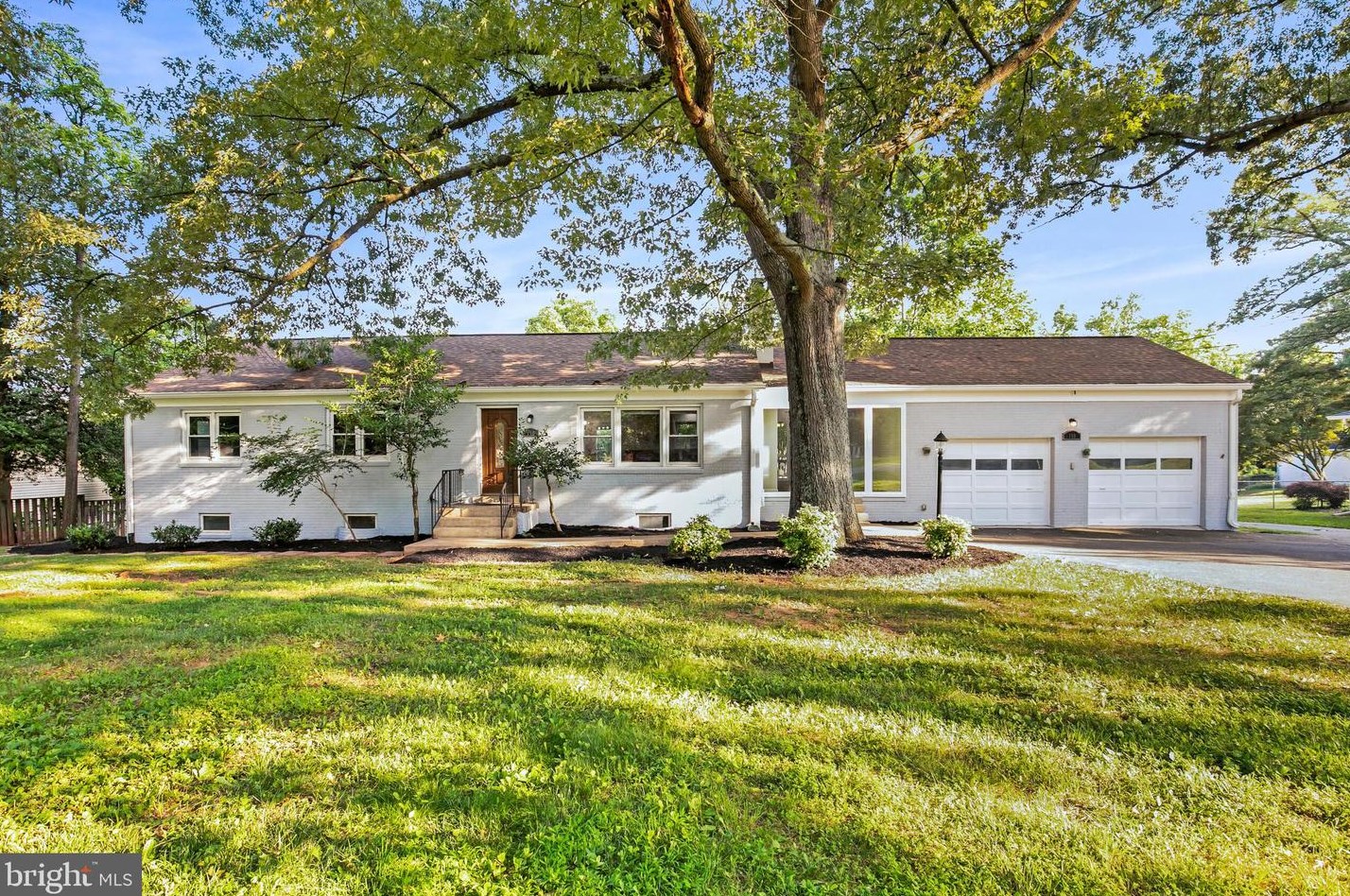 110 Lakeland Dr, Dulles, VA 20164
