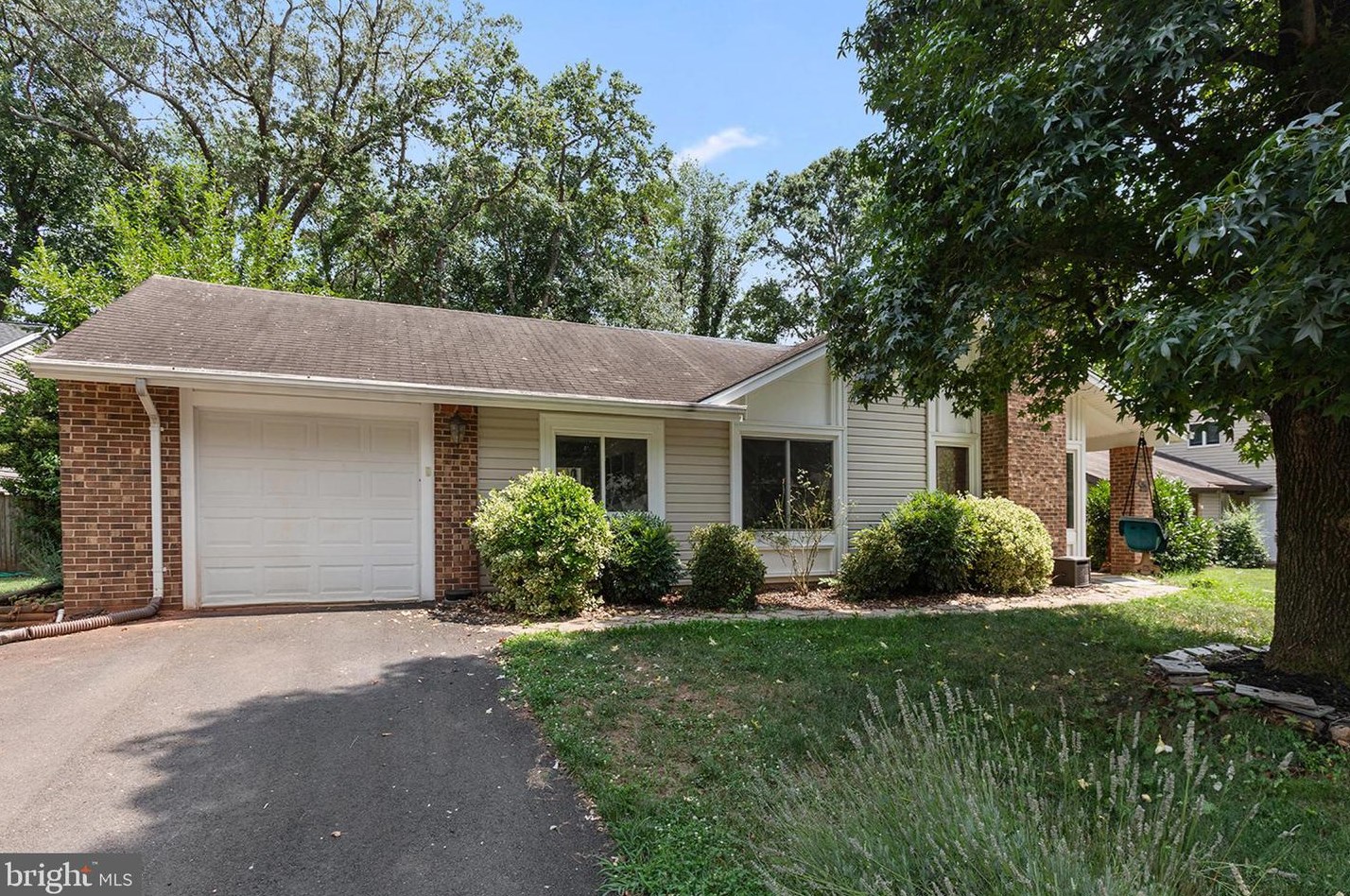 15 Crescent Ct, Sterling, VA 20164