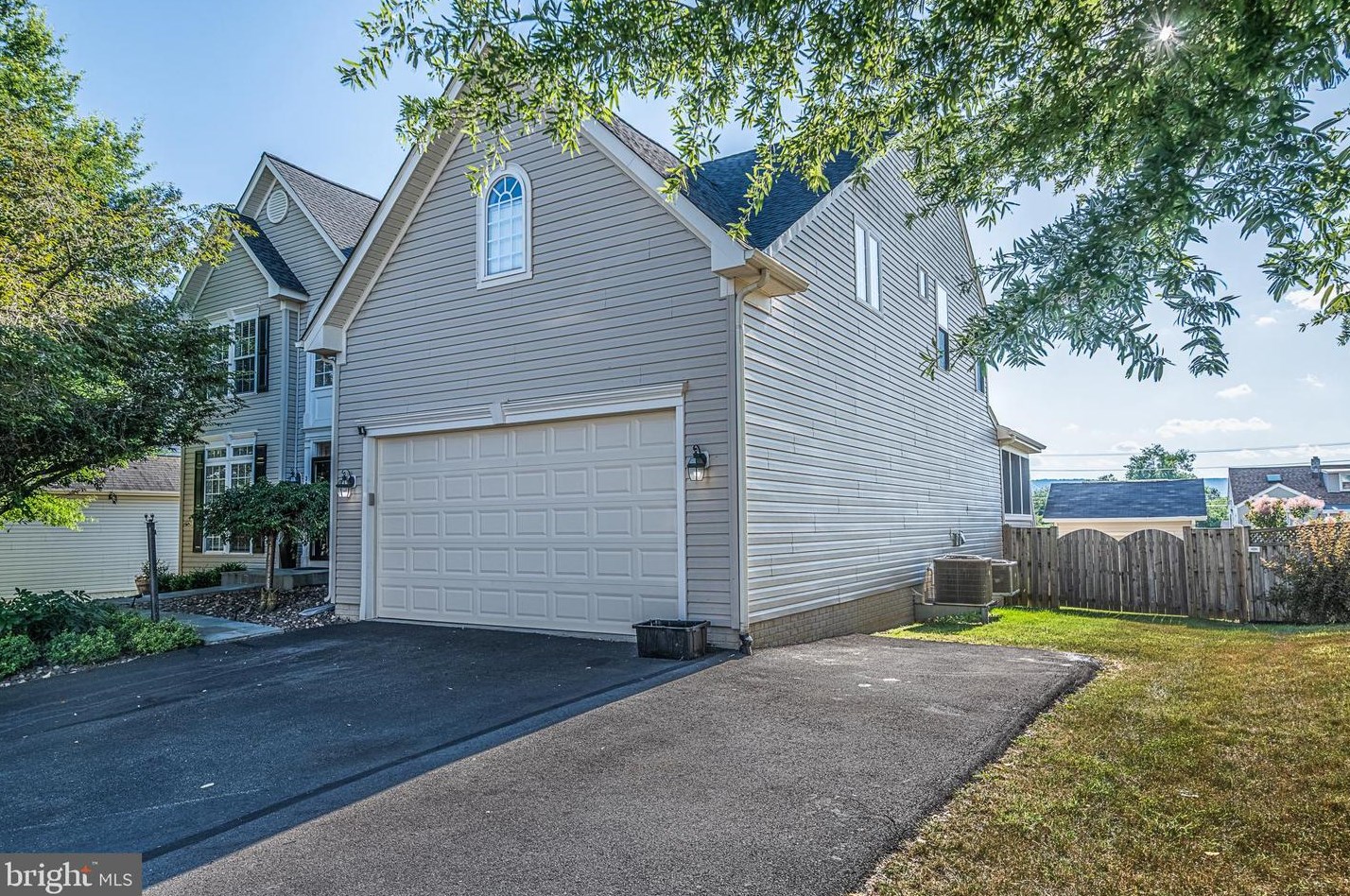 39 Potterfield Dr, Lovettsville, VA 20180-8625