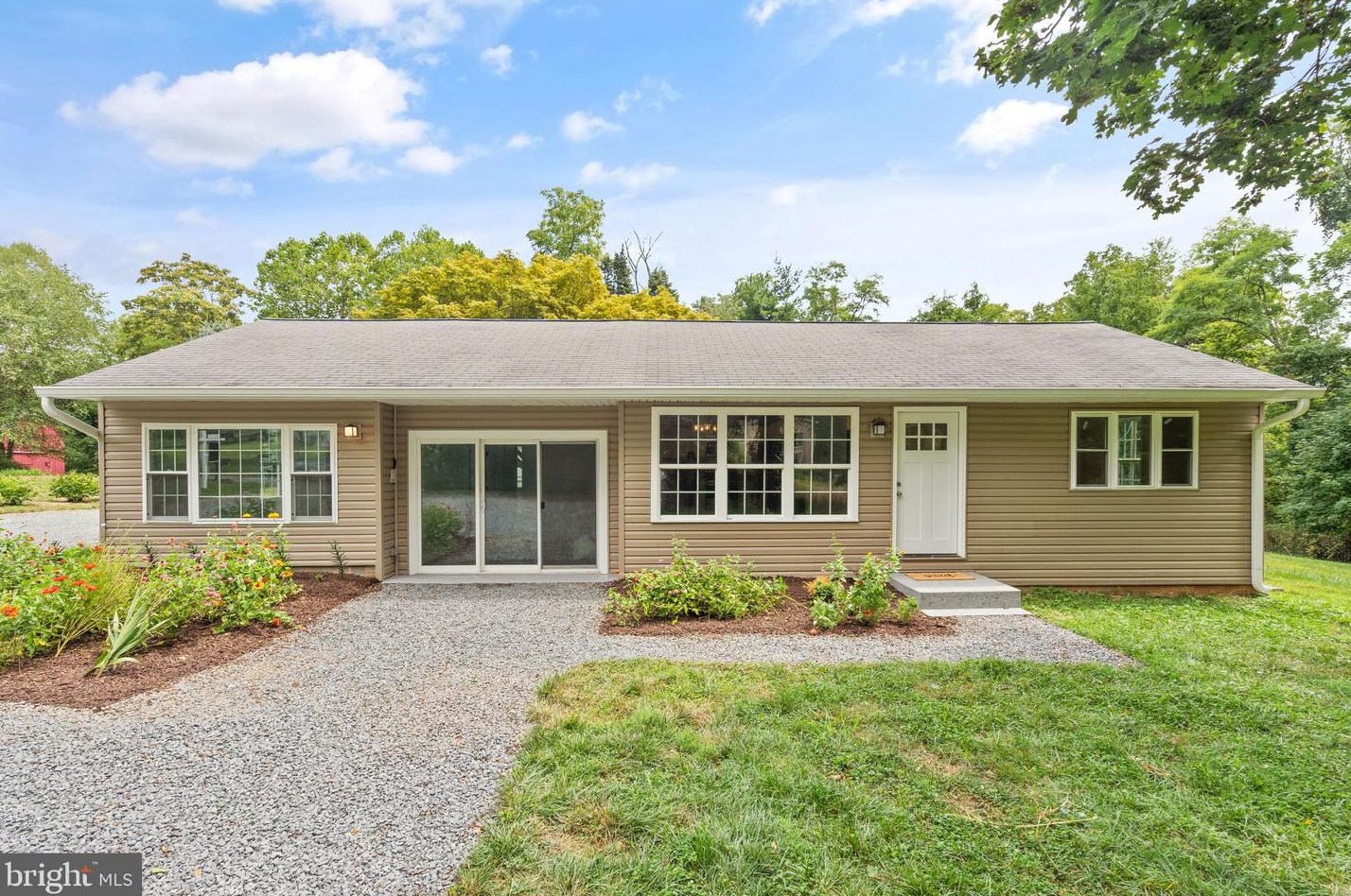 11 Mccauley Ln, Round Hill, VA 20141