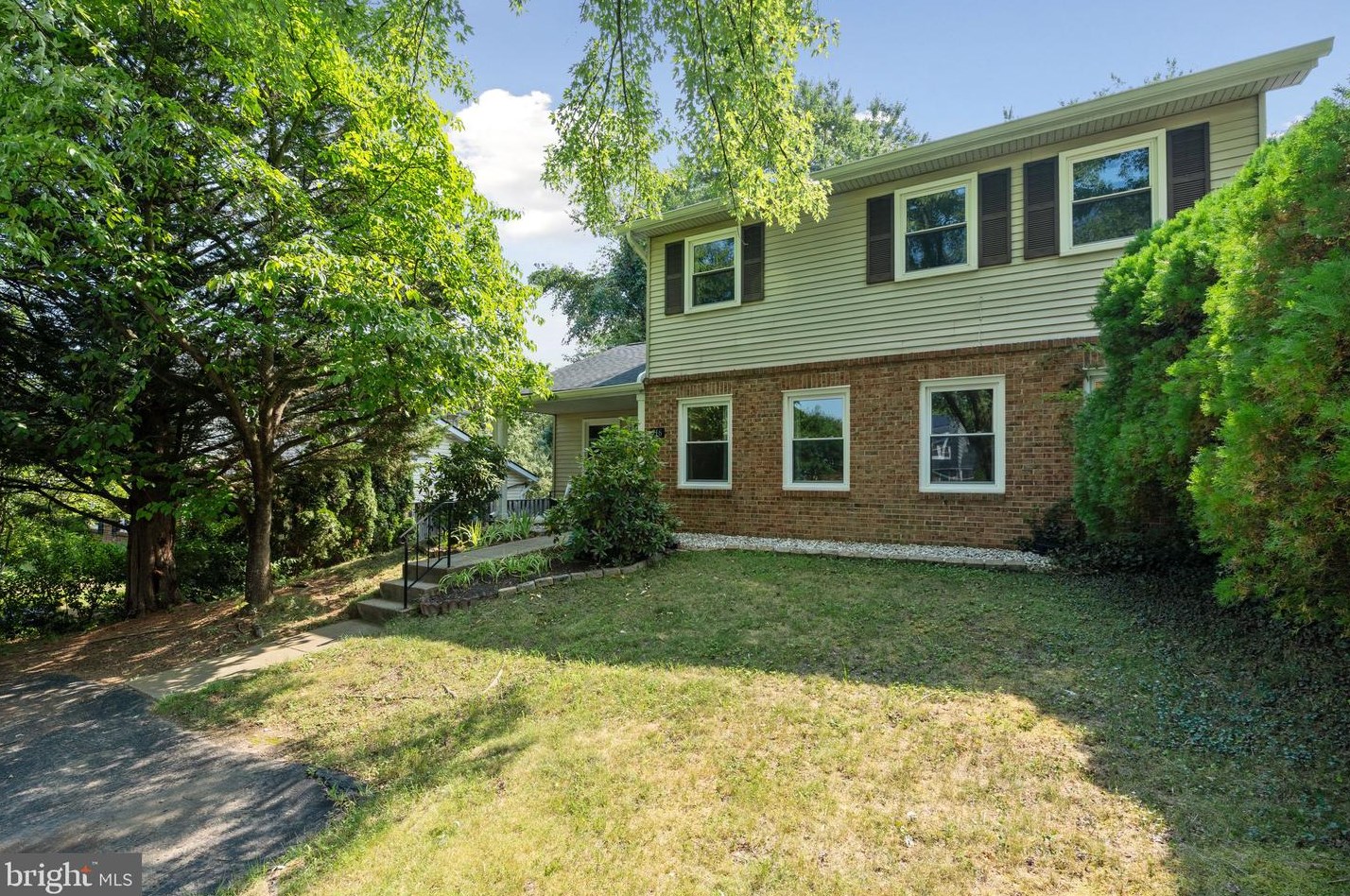 216 N Lincoln Ave, Sterling, VA 20164